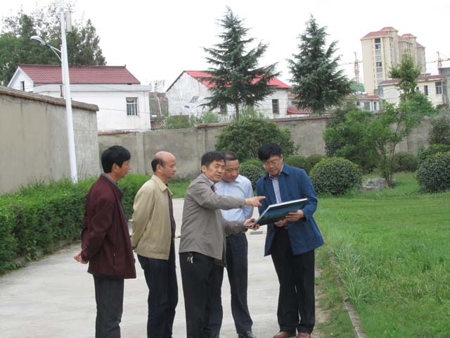 陳社教書(shū)記到新安中學(xué)調(diào)研校園規(guī)劃 (7).JPG