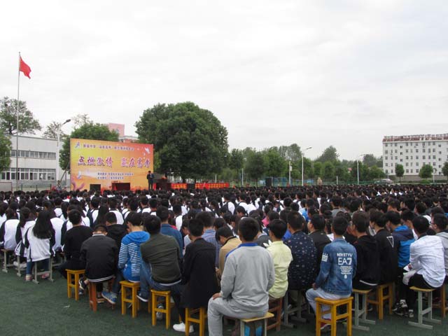 新安中學(xué)2017屆點燃激情贏在高考勵志報告會03.JPG