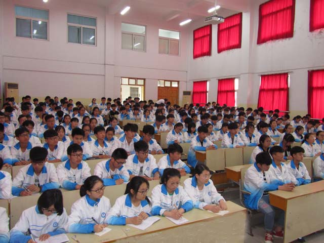 裕安區(qū)關(guān)工委到新安中學(xué)宣講黨的十九大精神進(jìn)班級(jí) (15).JPG