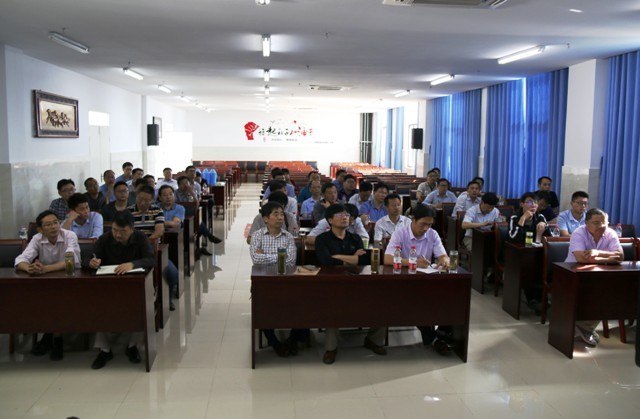 六安市新安中學(xué)應(yīng)邀到霍邱中學(xué)參加“新形勢(shì)下班主任工作策略”論壇活動(dòng)03.JPG