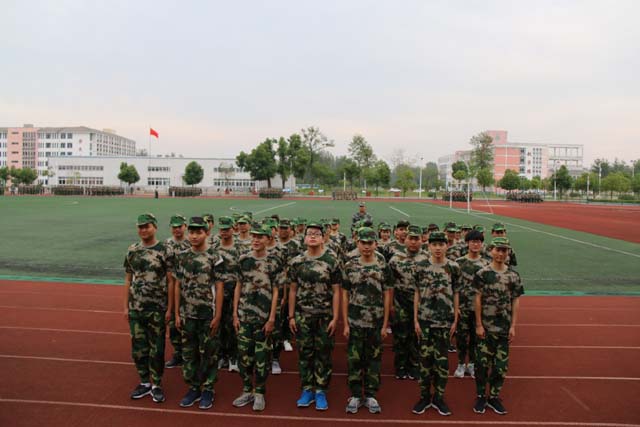 新安中學(xué)2018年高一新生開(kāi)學(xué)典禮暨軍訓(xùn)開(kāi)訓(xùn)儀式06.JPG