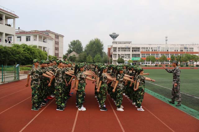 新安中學(xué)2018年高一新生開(kāi)學(xué)典禮暨軍訓(xùn)開(kāi)訓(xùn)儀式07.JPG