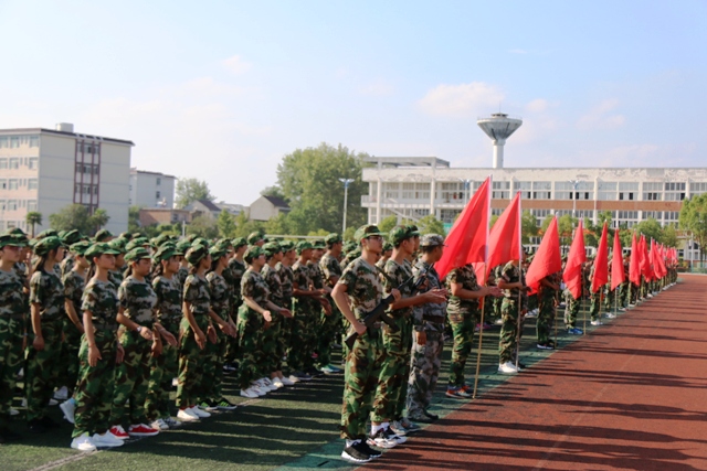 新安中學(xué)2018級(jí)新生軍訓(xùn)總結(jié)暨匯報(bào)表演 (13).JPG