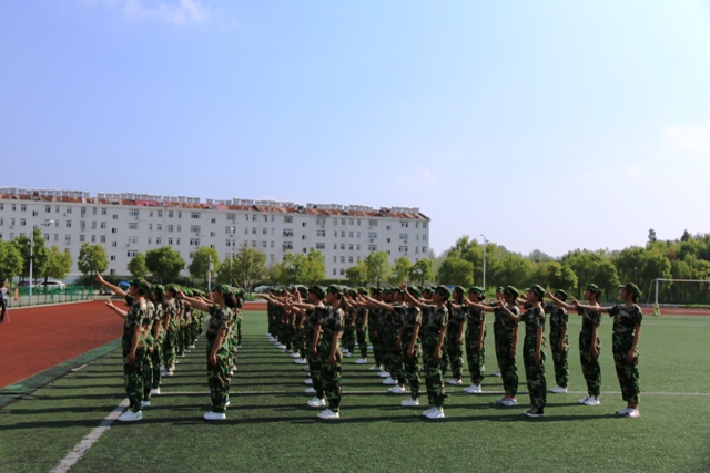 新安中學(xué)2018級(jí)新生軍訓(xùn)總結(jié)暨匯報(bào)表演 (4).JPG
