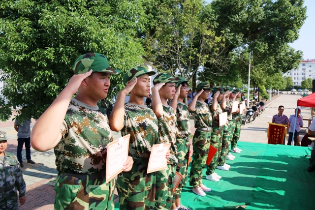 新安中學(xué)2018級(jí)新生軍訓(xùn)總結(jié)暨匯報(bào)表演 (11).JPG