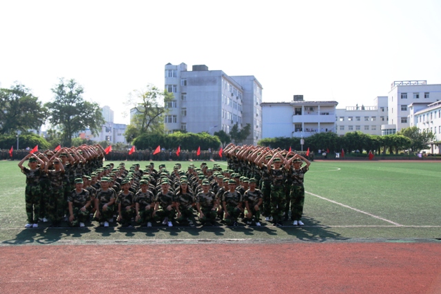 新安中學(xué)2018級(jí)新生軍訓(xùn)總結(jié)暨匯報(bào)表演 (8).JPG