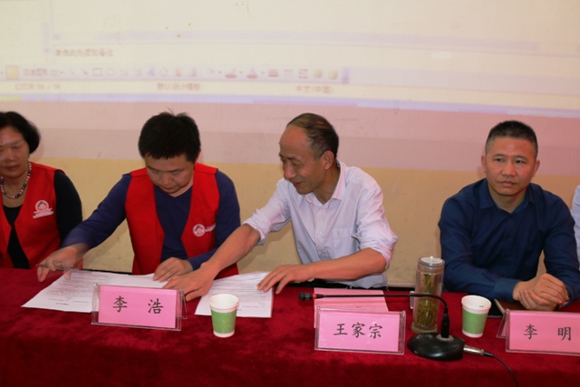 北京易才集團(tuán)安徽“恩三”慈善基金會(huì)與新安中學(xué)交流會(huì)舉行 (7).JPG