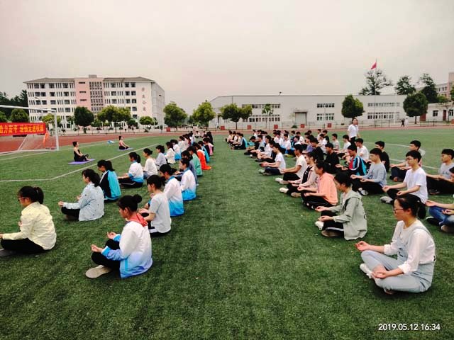 助力高考 瑜伽走進(jìn)新安中學(xué) (6).jpg