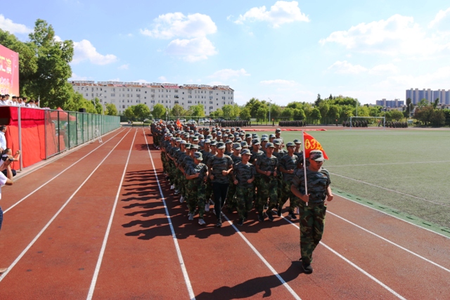 新安中學2019年高一新生軍訓總結與匯報表演04.JPG