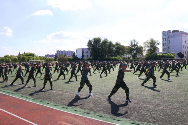 新安中學2019年高一新生軍訓總結與匯報表演06.JPG