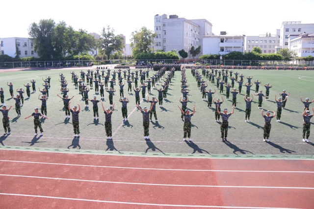 新安中學2019年高一新生軍訓總結與匯報表演07.JPG