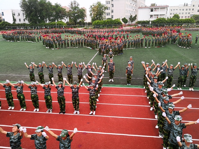 新安中學2019年高一新生軍訓總結與匯報表演09.jpg
