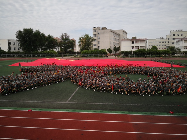 新安中學2019年高一新生軍訓總結與匯報表演010.jpg
