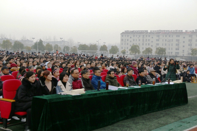 六安市新安中學(xué)隆重舉行2020年元旦文藝匯演02.JPG